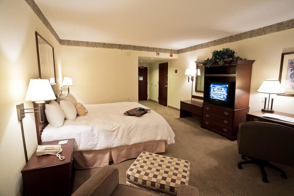 Hampton Inn & Suites Charlotte Arrowood Rd Экстерьер фото
