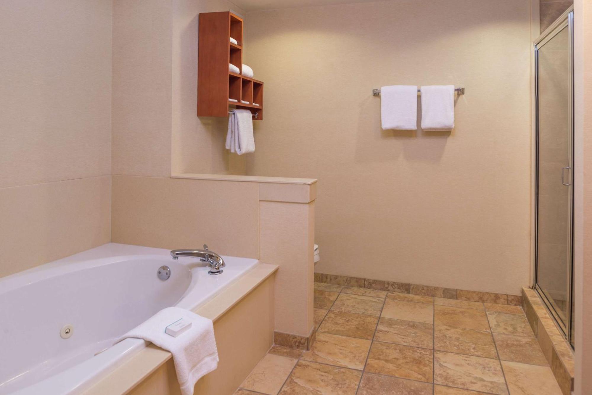 Hampton Inn & Suites Charlotte Arrowood Rd Экстерьер фото