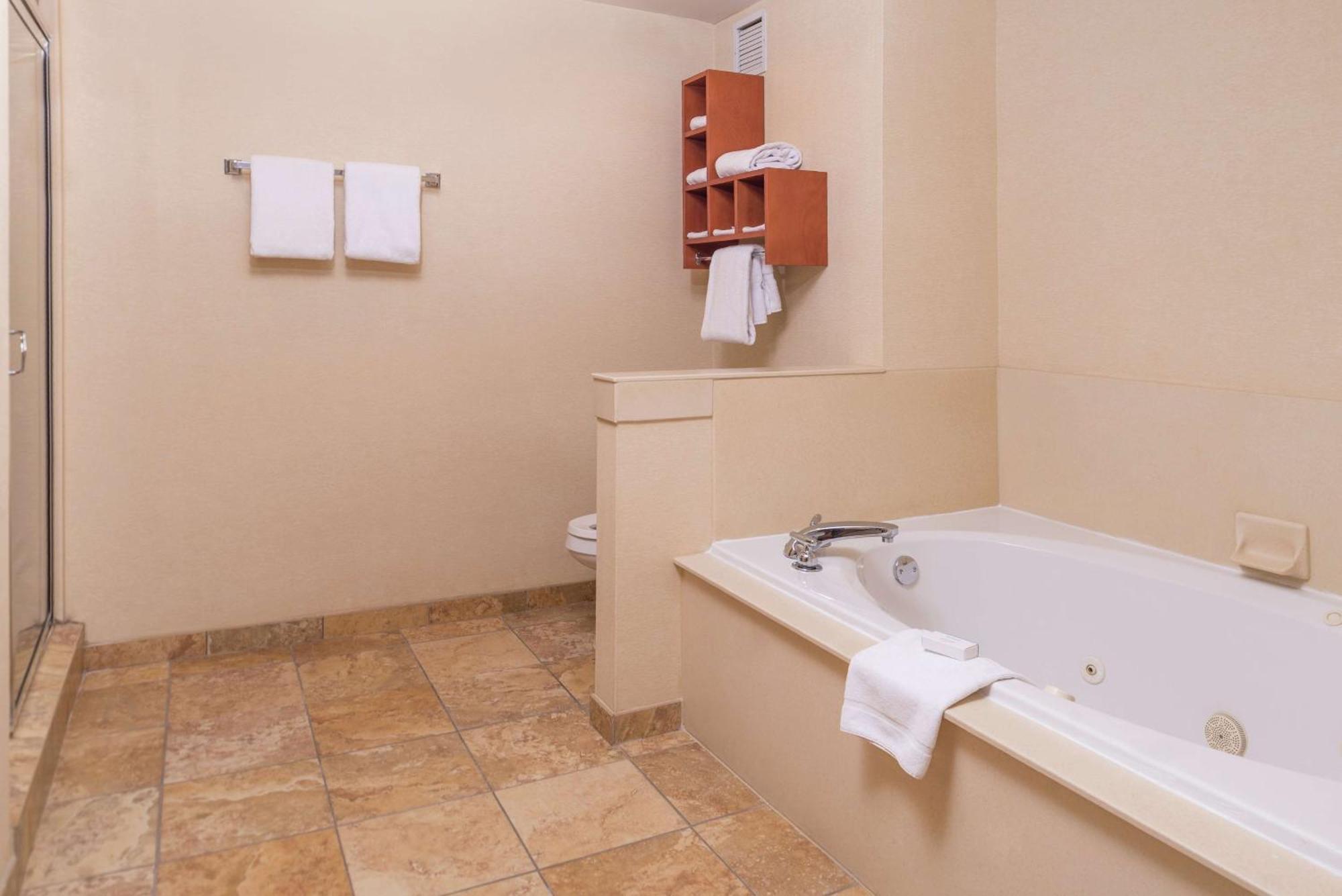 Hampton Inn & Suites Charlotte Arrowood Rd Экстерьер фото