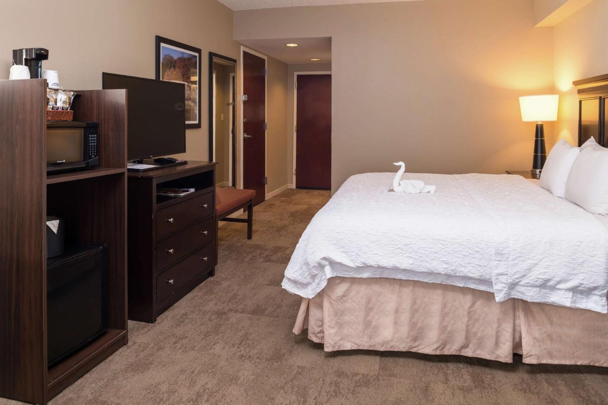 Hampton Inn & Suites Charlotte Arrowood Rd Экстерьер фото