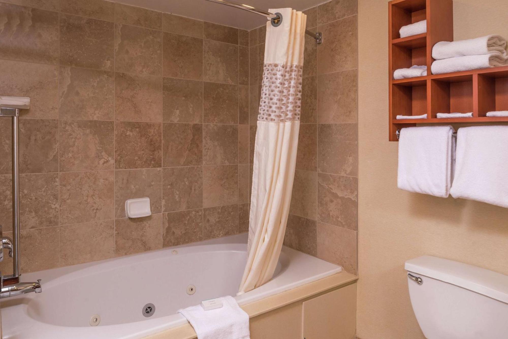 Hampton Inn & Suites Charlotte Arrowood Rd Экстерьер фото