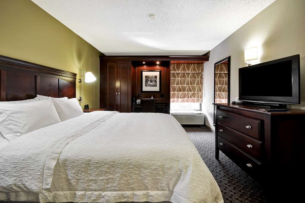 Hampton Inn & Suites Charlotte Arrowood Rd Номер фото